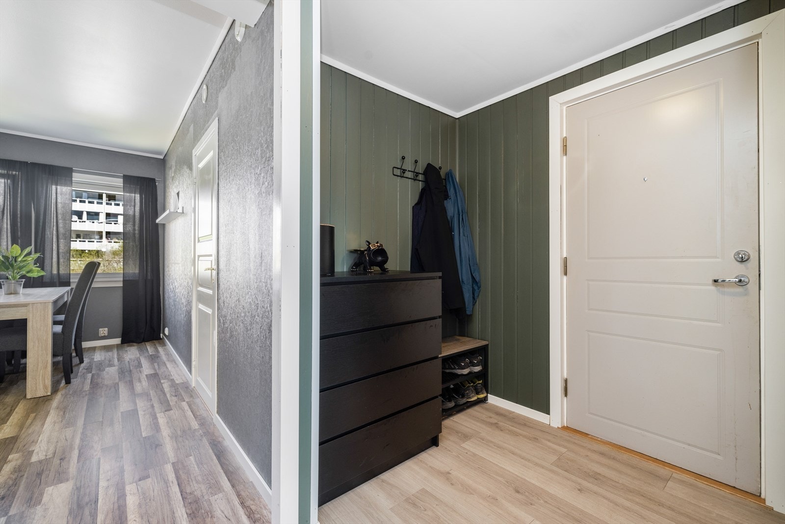 I entreen er det plass til oppheng av yttertøy. Boligen disponerer også en bod i kjeller på 4 kvm. Galleribilde