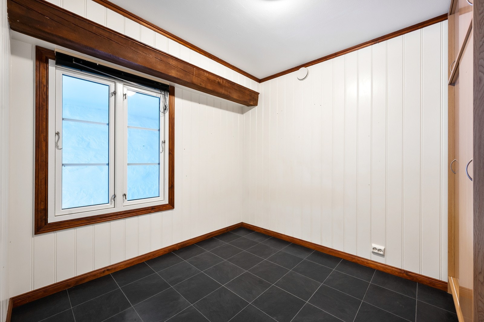 Bod, med fliser på gulv og garderobeløsning, da det er brukt som soverom. Rommet er ikke godkjent som soverom. Galleribilde