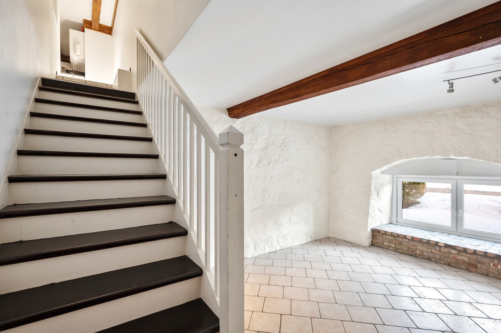 Trappen ned til underetasjen med stue og bod. Det er kott under trappen. Galleribilde