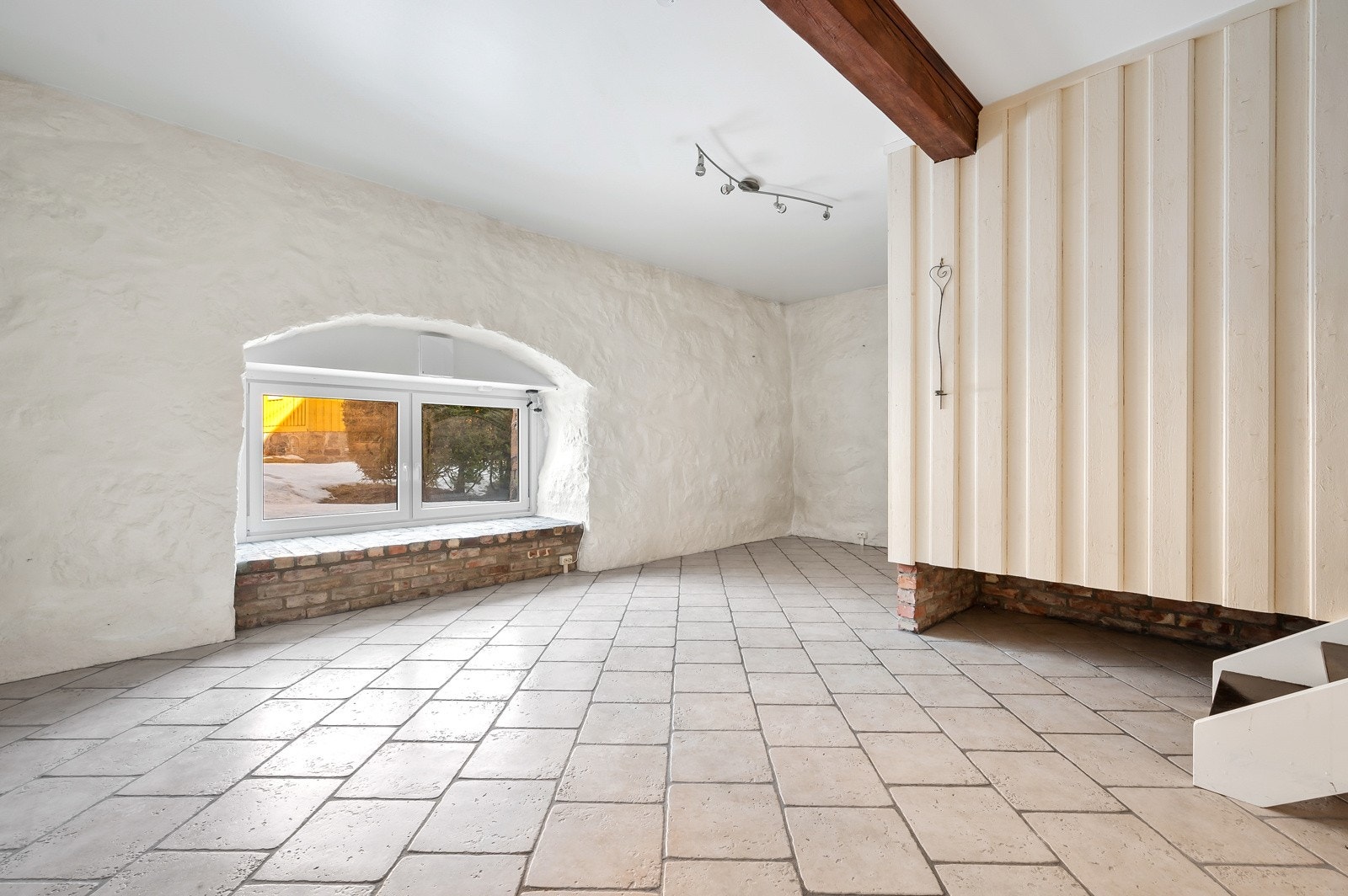 Stue i underetasje med særegent preg. Gulvet har gulvvarme. Termostaten er ny. Galleribilde