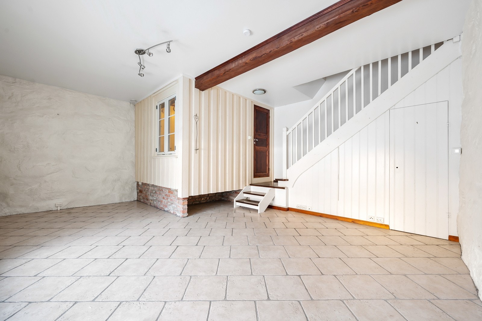 Det er kott under trappen, og døren leder inn til bod som i dag er innredet og brukt som soverom. Dette er ikke et godkjent soverom. Galleribilde