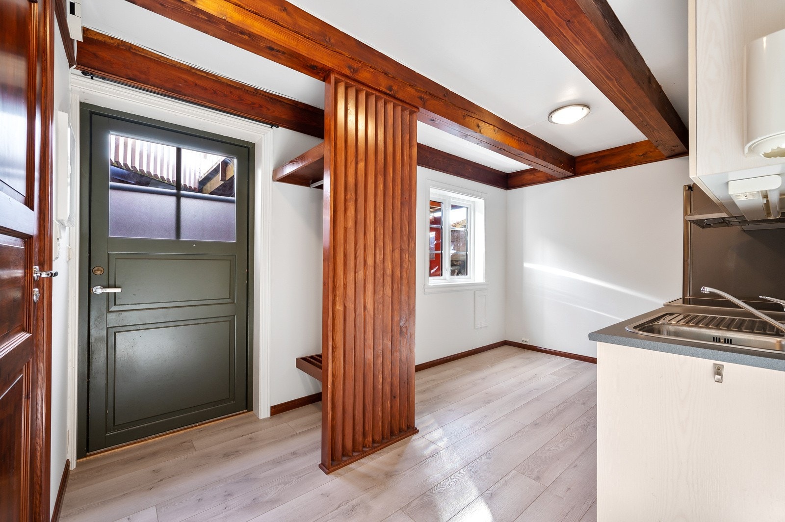 I første etasje er det inngang, kjøkken og bad. Det går trapp fra kjøkken og ned til stue og bod i underetasjen. Galleribilde