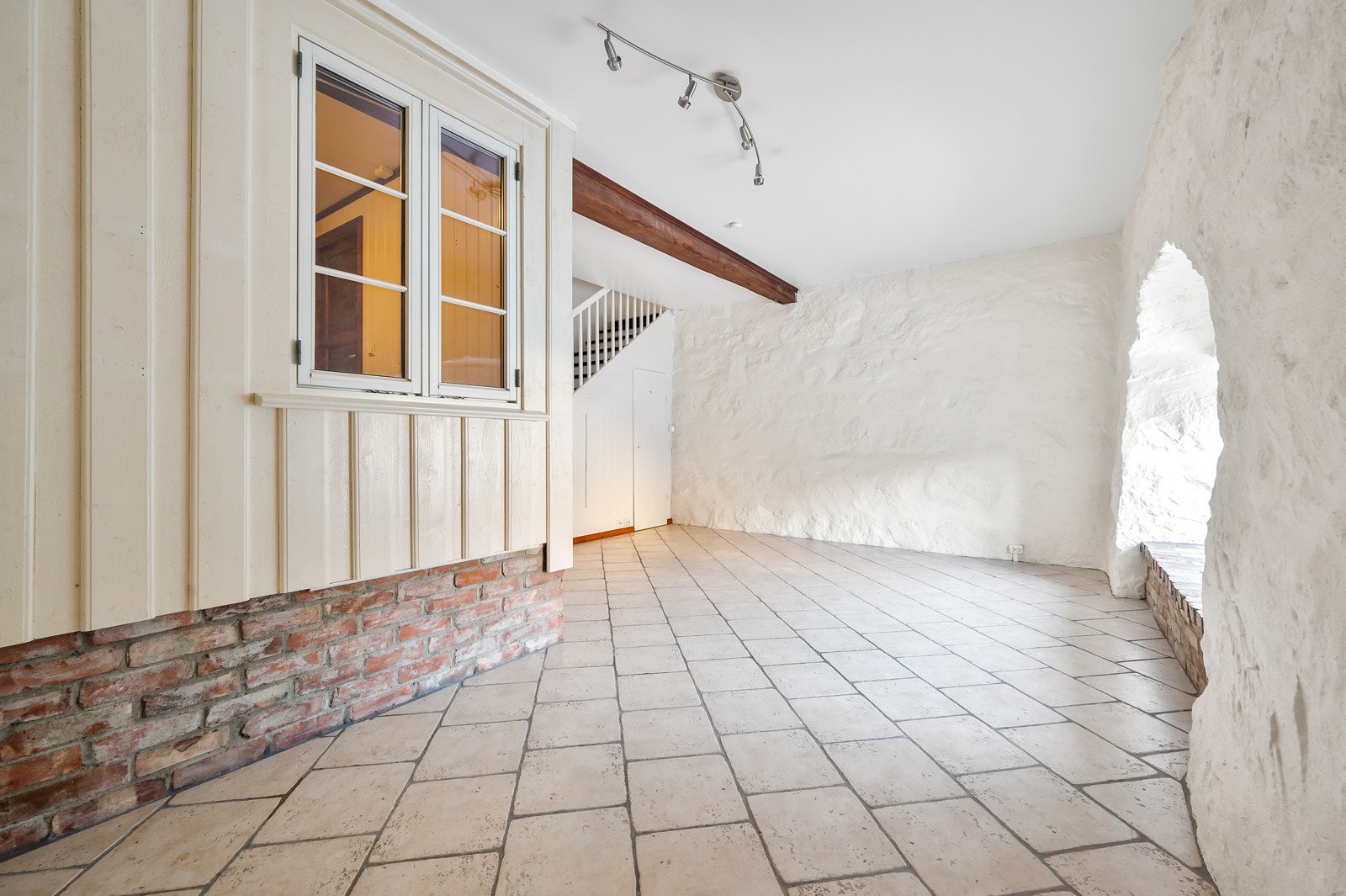 Vinduet er inn til bod som i dag er innredet og benyttet som soverom. Det er ikke godkjent. Galleribilde