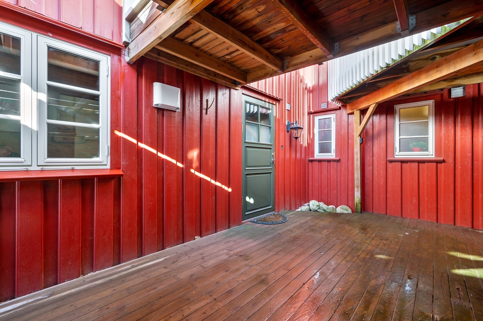 Eget inngangsparti med uteplass. Galleribilde
