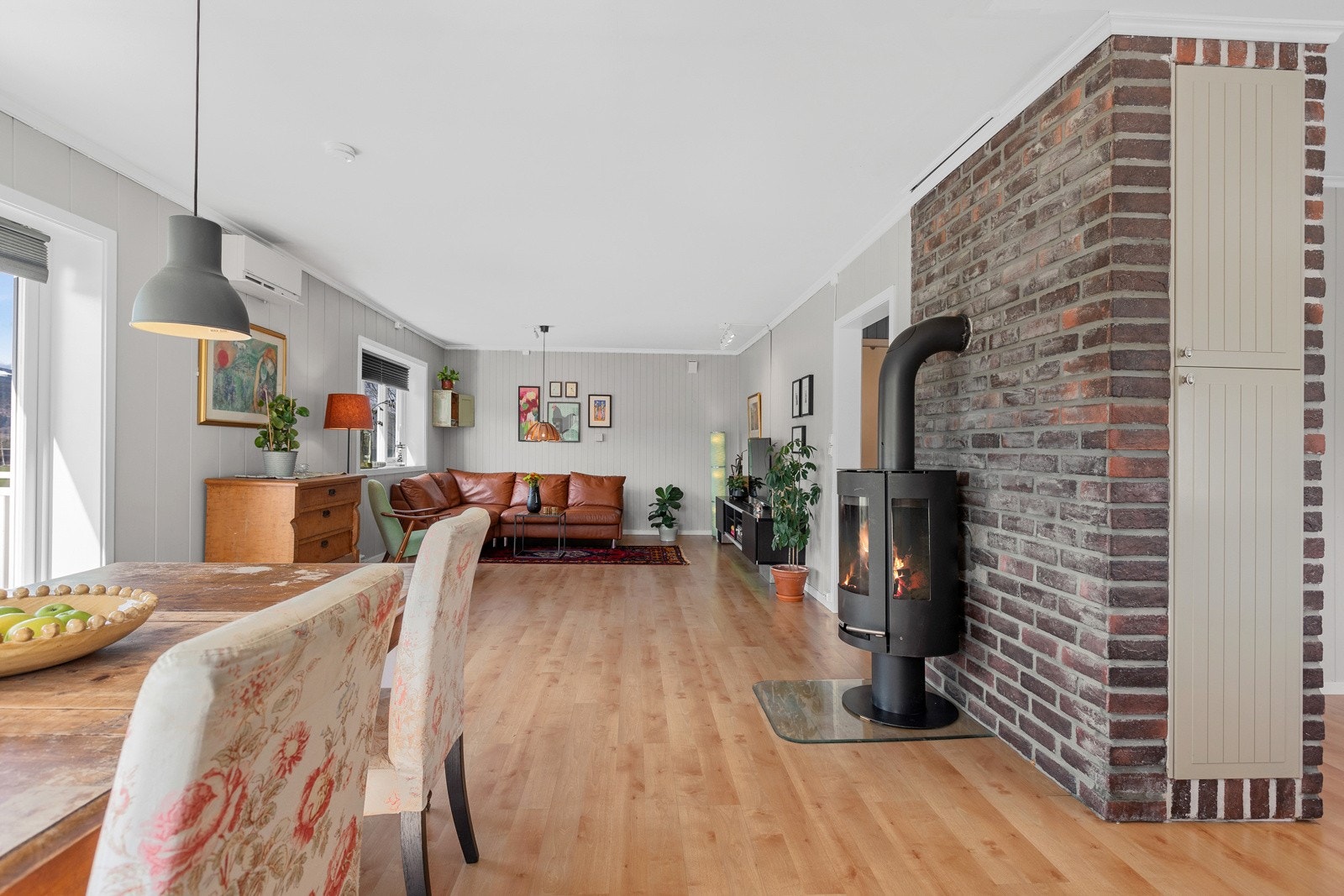 Stuen er god plass for flere møbelgrupperinger. Galleribilde