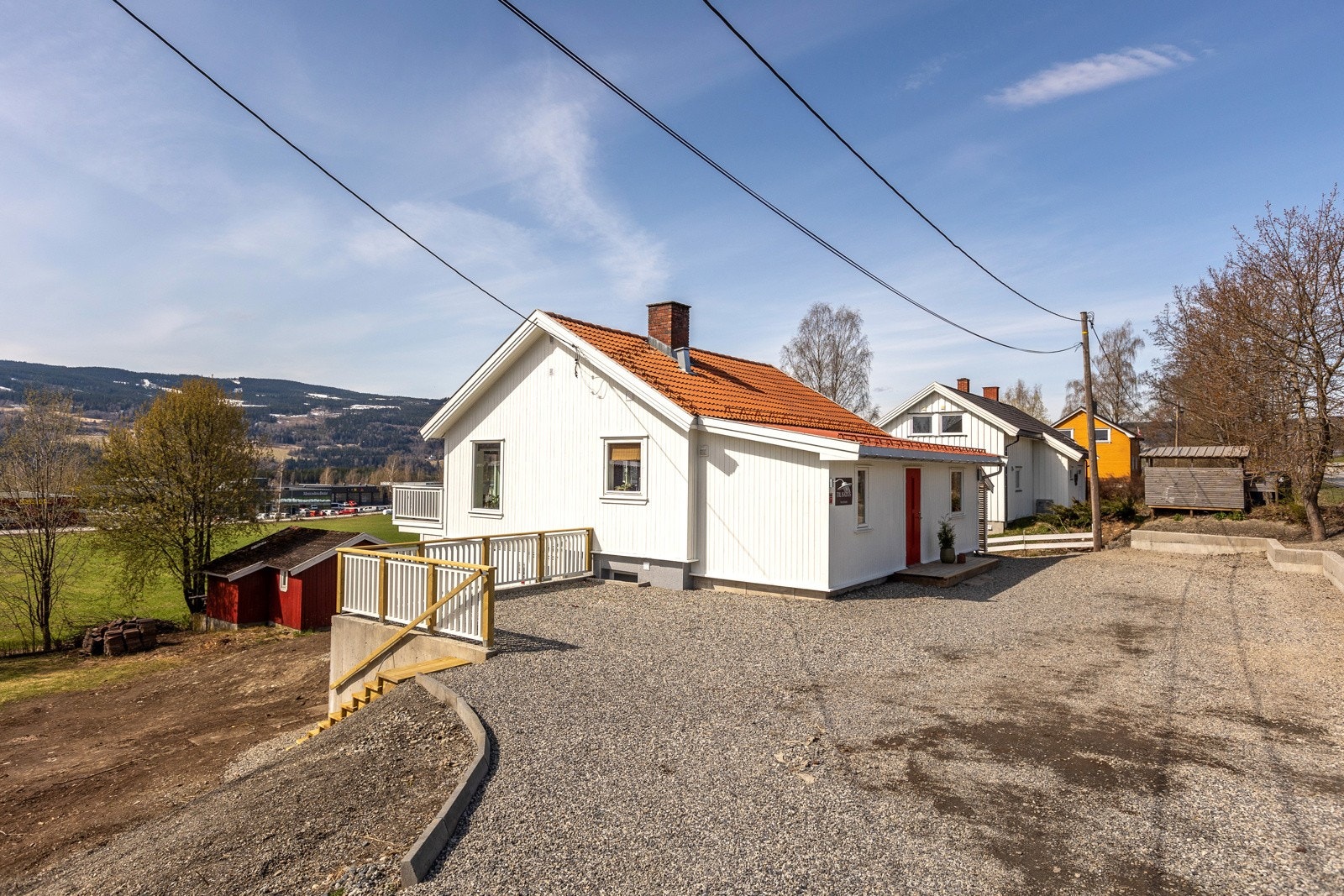 Romslig og god gårdsplass med biloppstilllingsplasser samt med trapp ned til sokkeletajsen. Galleribilde