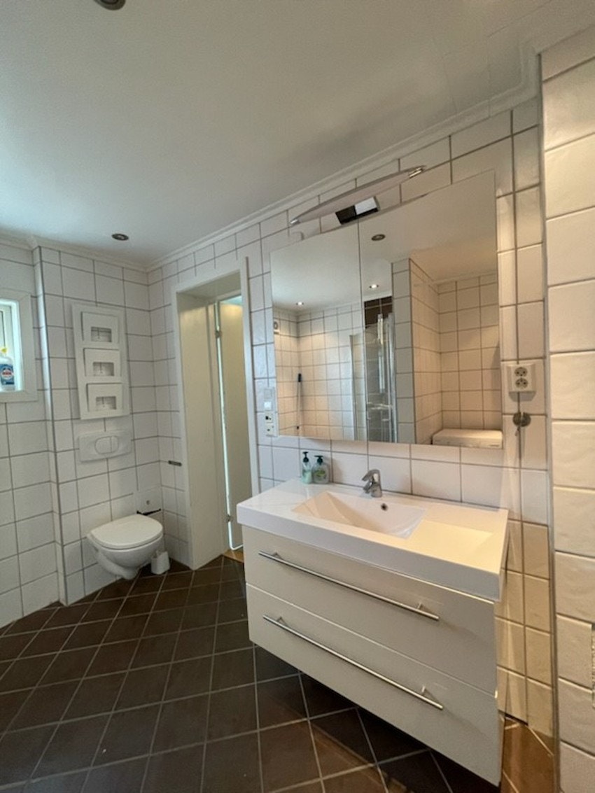 Bad i boligens sokkeletasje - selgers egne bilder. Galleribilde