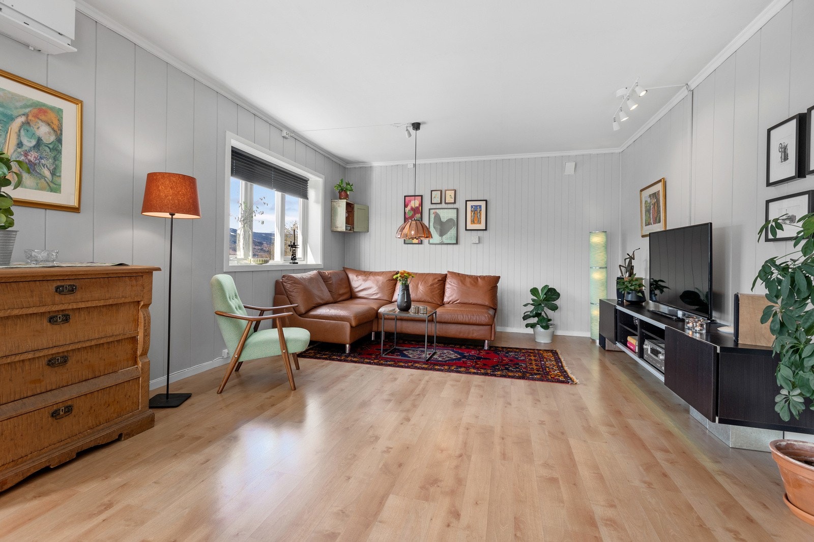 Lys og pen stue med tidsriktige overflater. Galleribilde