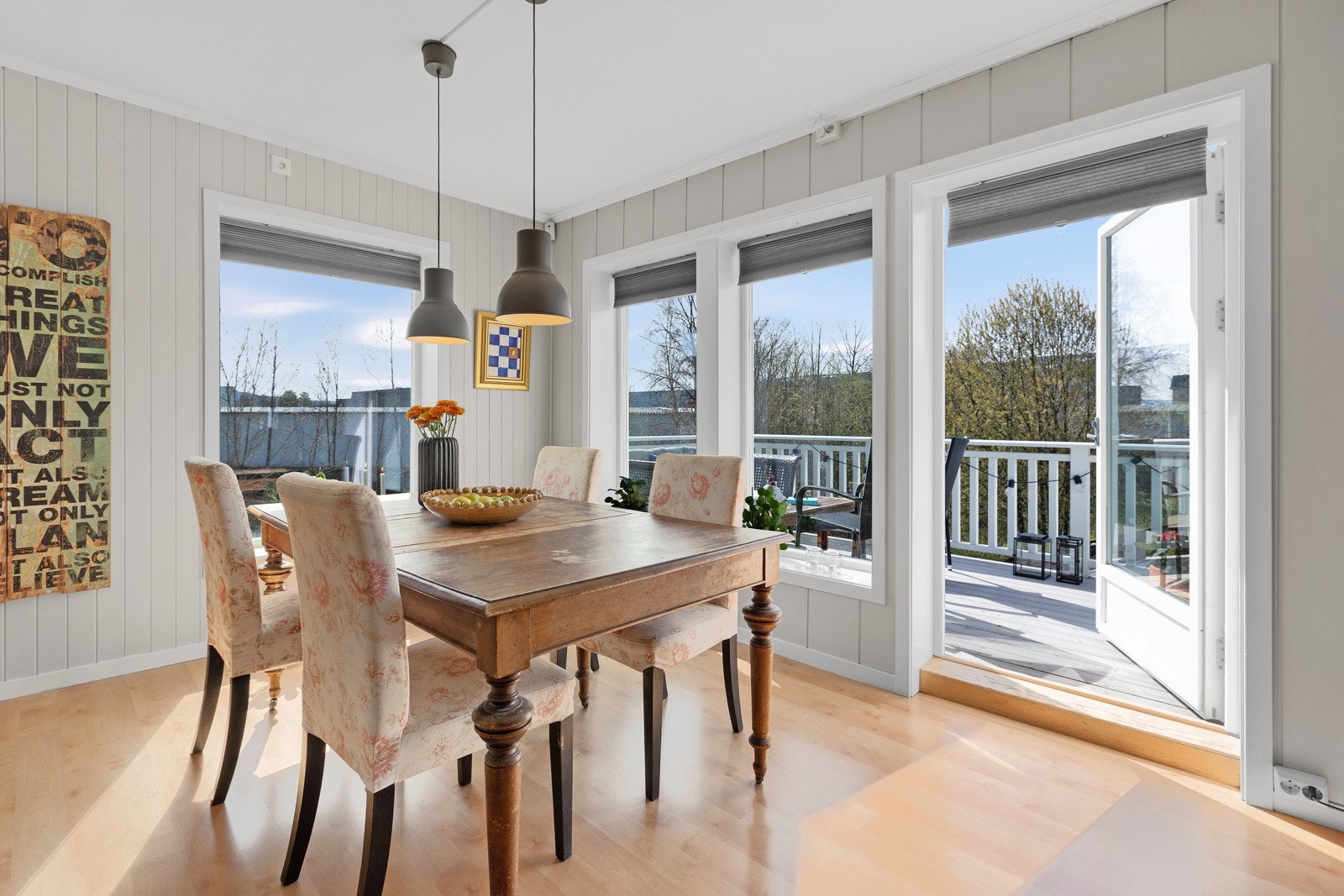 Fra spisestuen er det utgang til veranda med god solgang og utsyn til nærområdet. Galleribilde