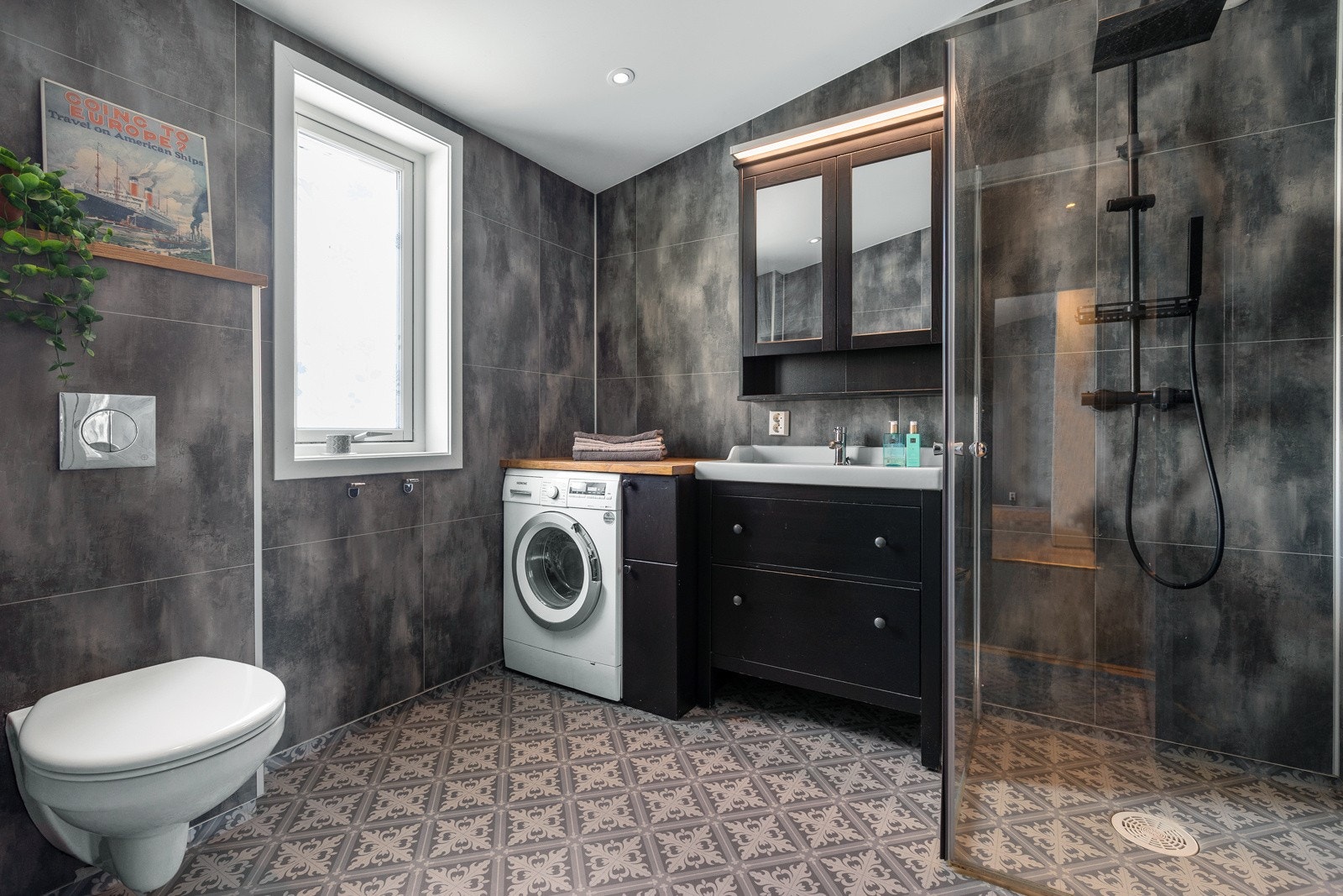 Moderne og tilbygget bad i boligens 1. etasje. Galleribilde