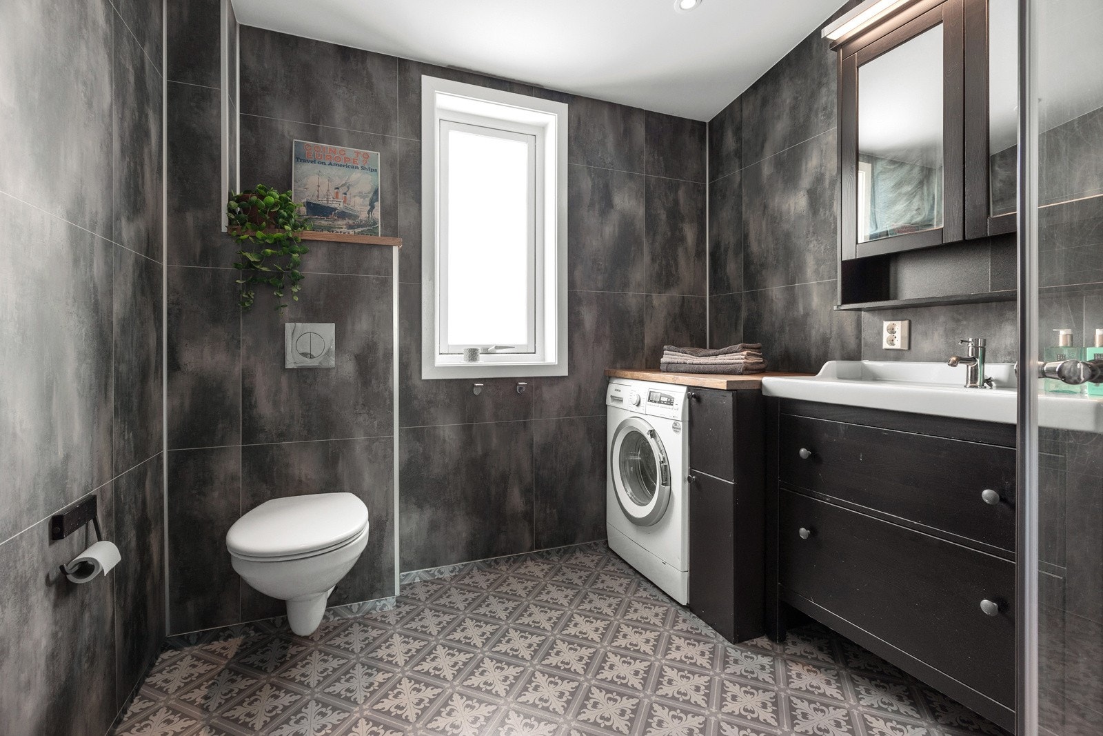 Vegghengt wc, opplegg for vaskemaskin samt innredning med nedfelt servant. Galleribilde