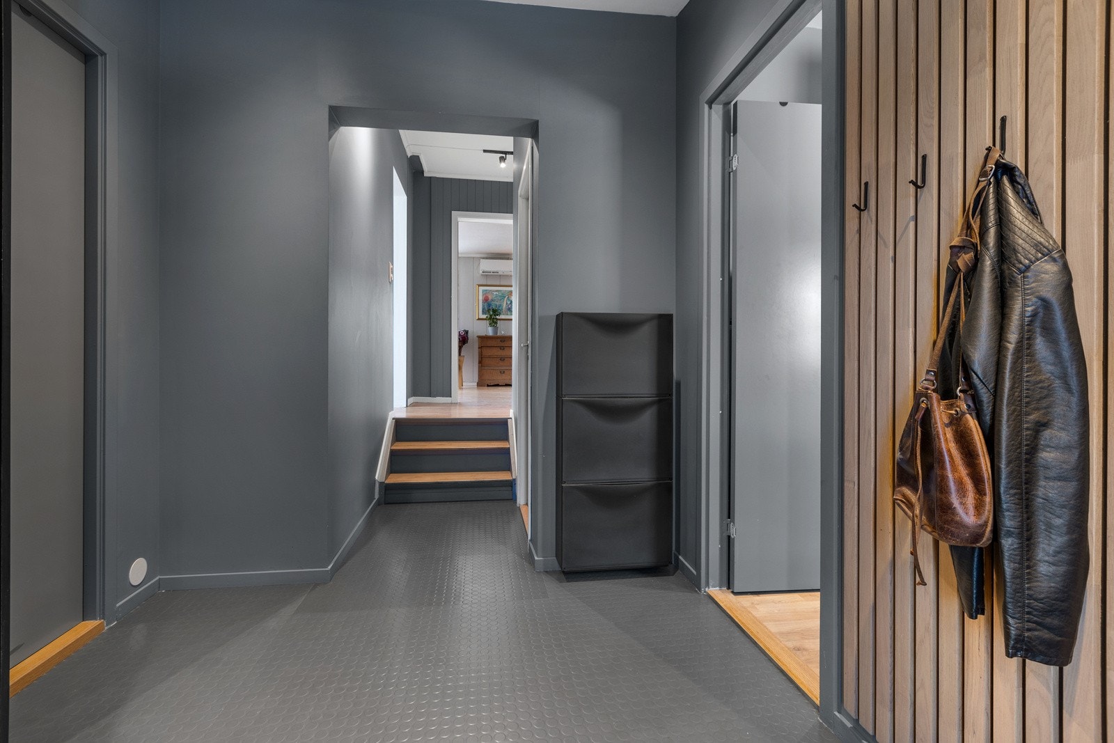 Entre/gang med 1/2 plan opp til stue og kjøkkendel. Galleribilde