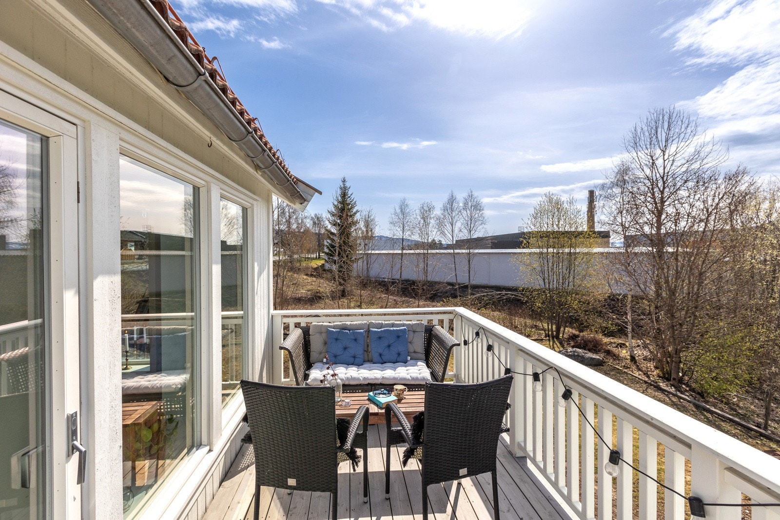 Solrik veranda med plass for utemøblement. Galleribilde