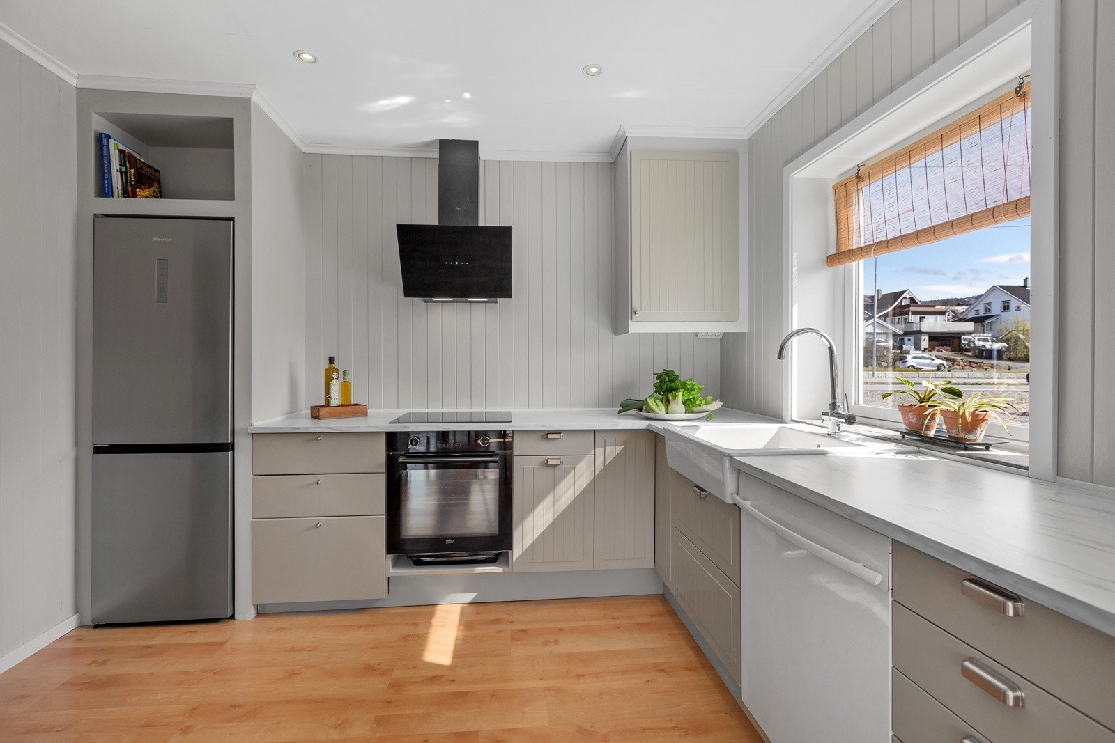 Hyggelig, lyst og moderne kjøkken med god benke- og skapplass. Galleribilde