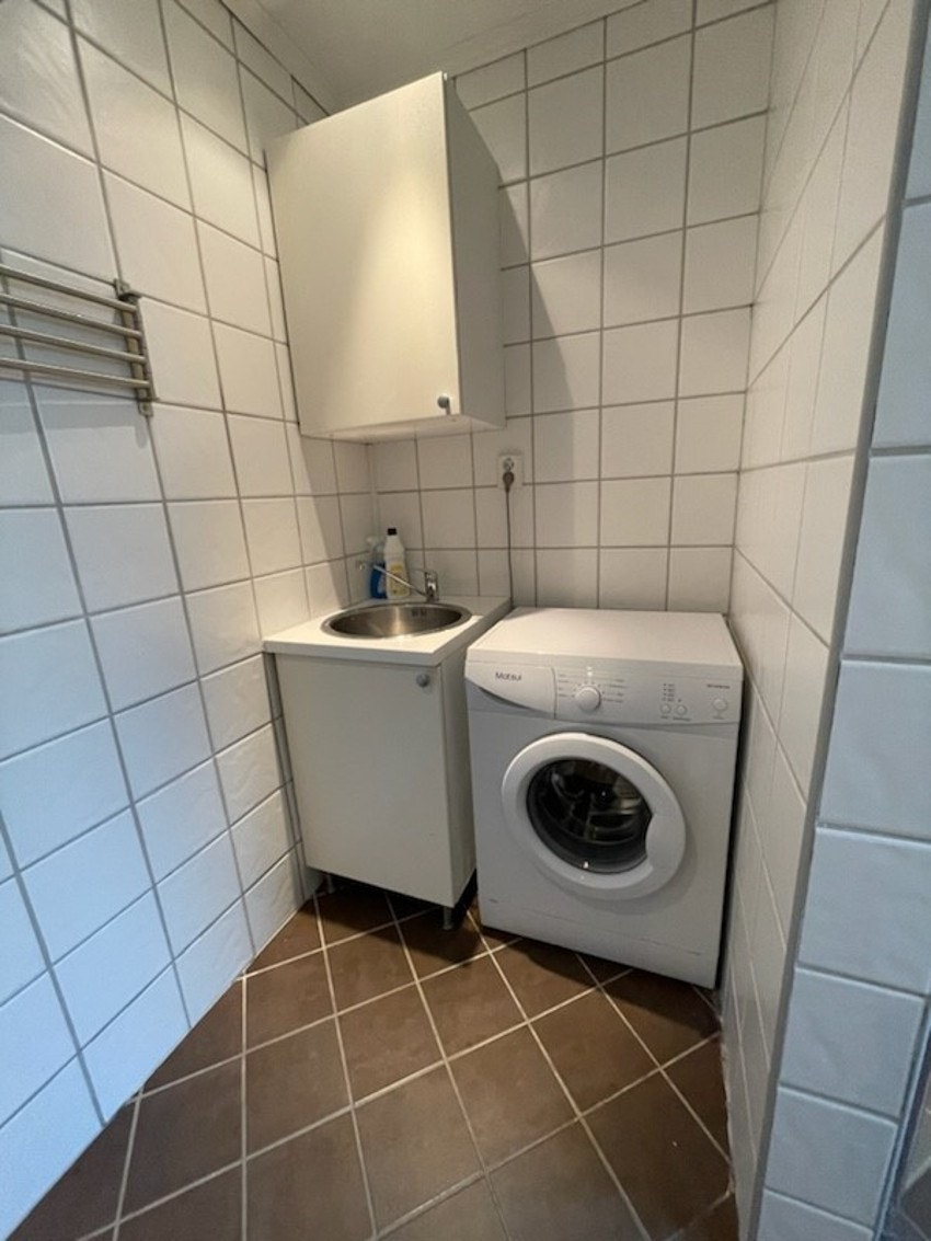 Del av bad i boligens sokkeletasje - selgers egne bilder. Galleribilde