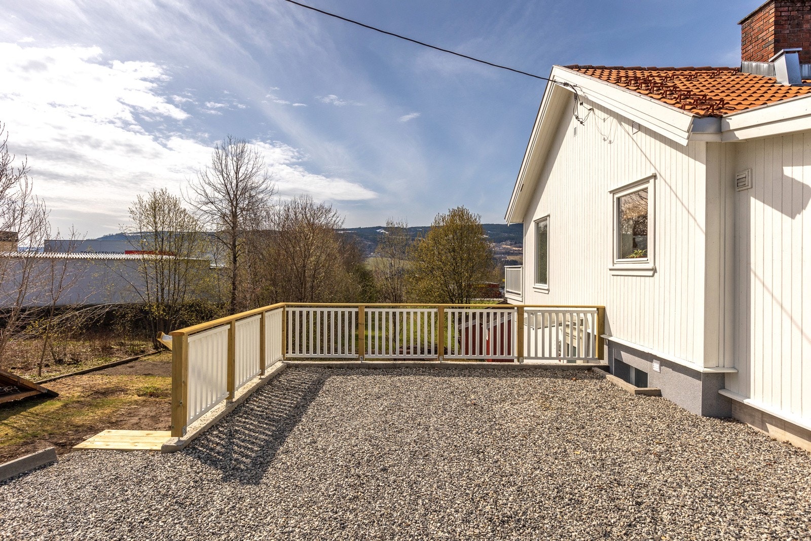 Opparbeidet parkeringsplass med trapp ned til sokkeletasjen. Galleribilde