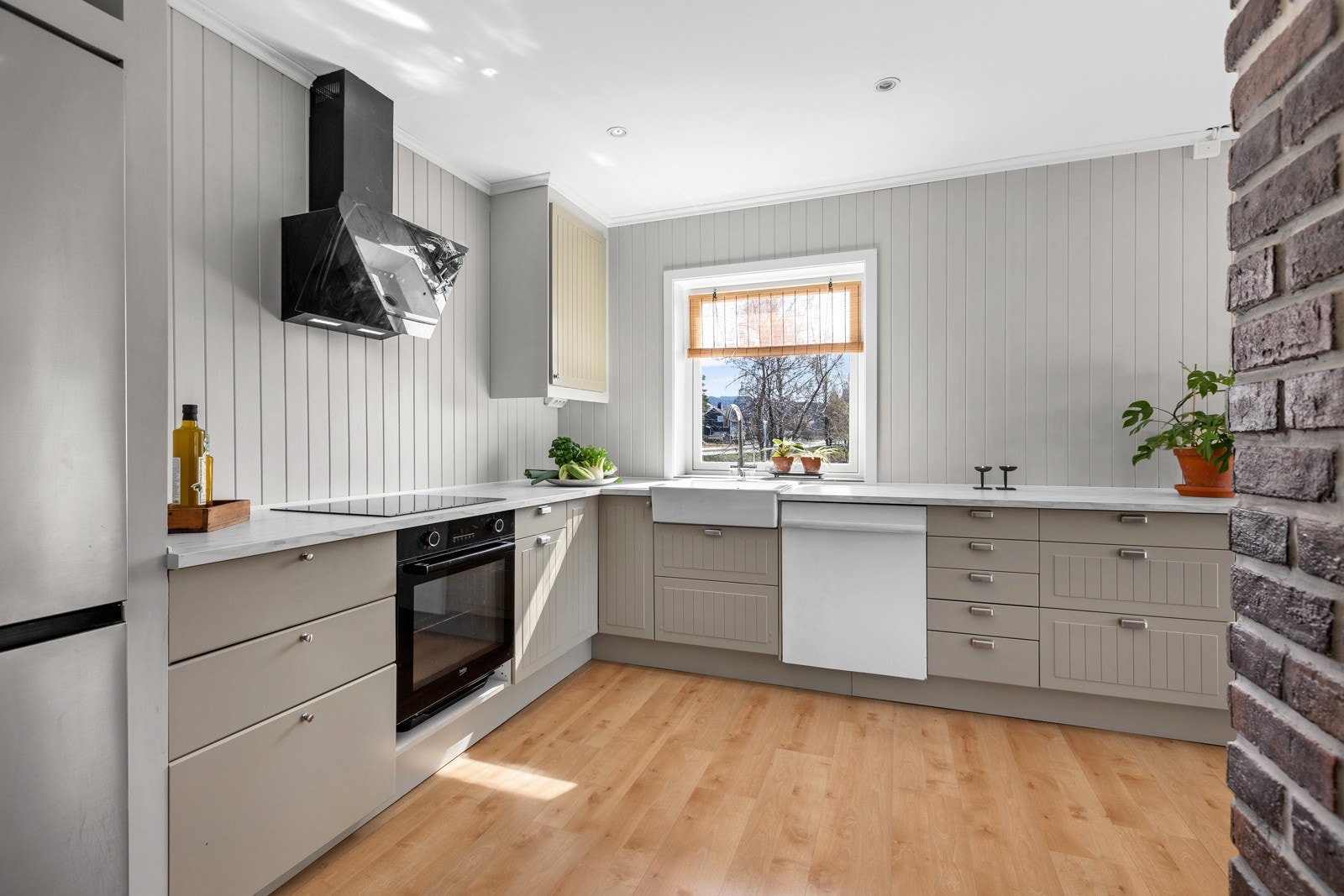 Innebygget komfyr med kullfiltervifte. Galleribilde