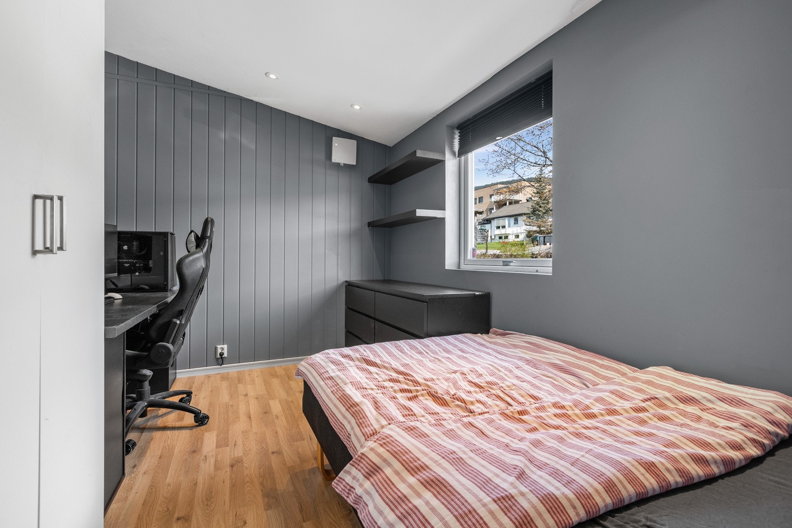 Soverom nr 2 i boligens tilbygde del i 1. etasje. Galleribilde