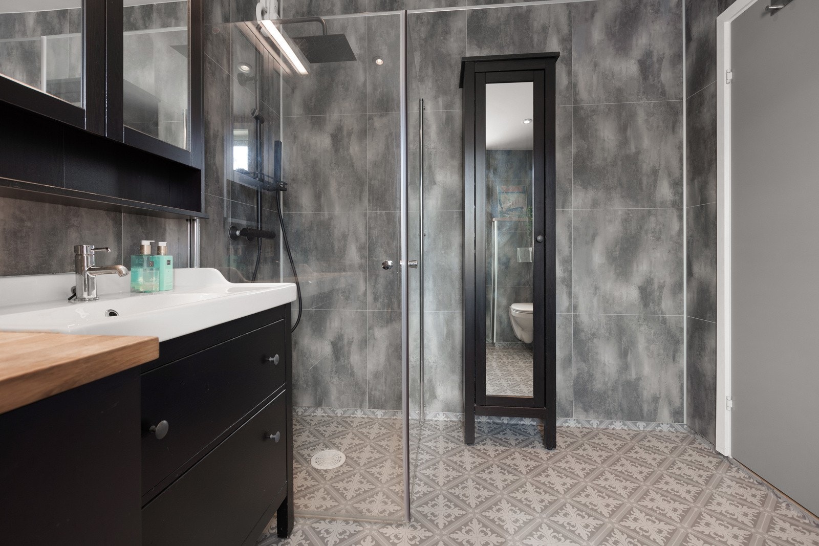 Dusjsone med glassvegger. Galleribilde