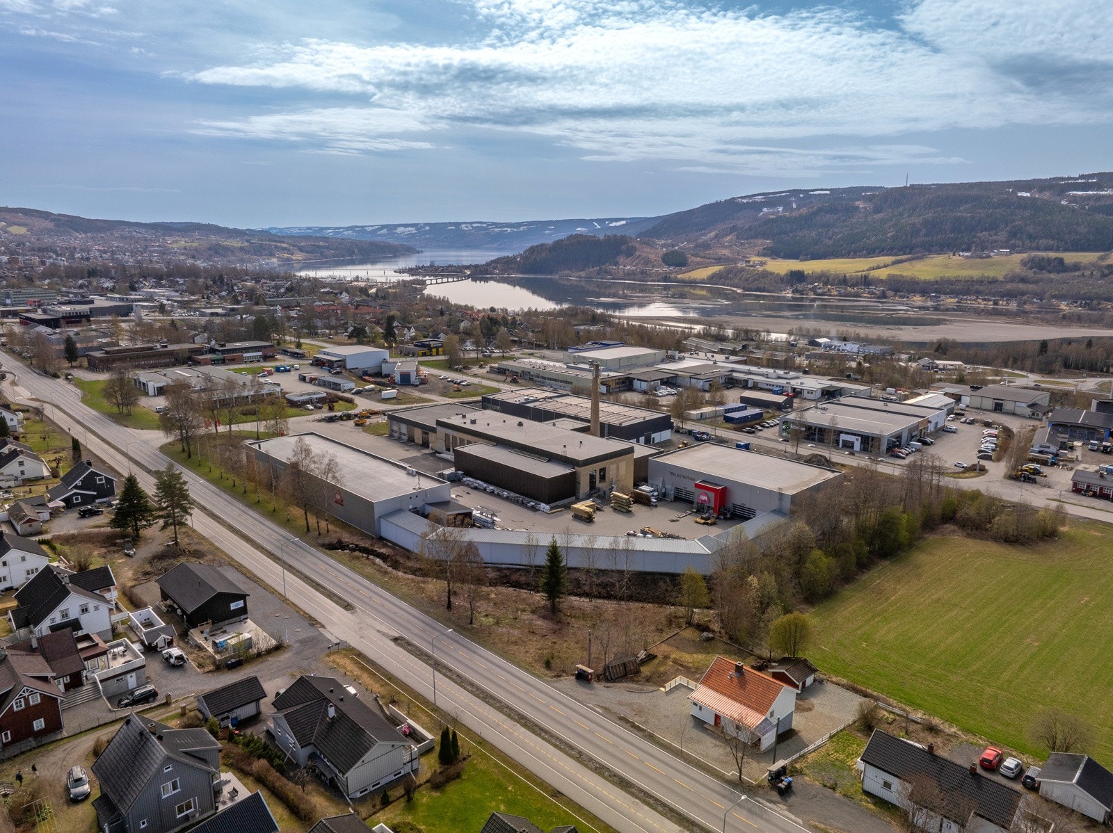 Det er kort veg til dagligvareforretninger, Rosenlund bydelssenter, bensinstasjoner, skoler etc. Galleribilde