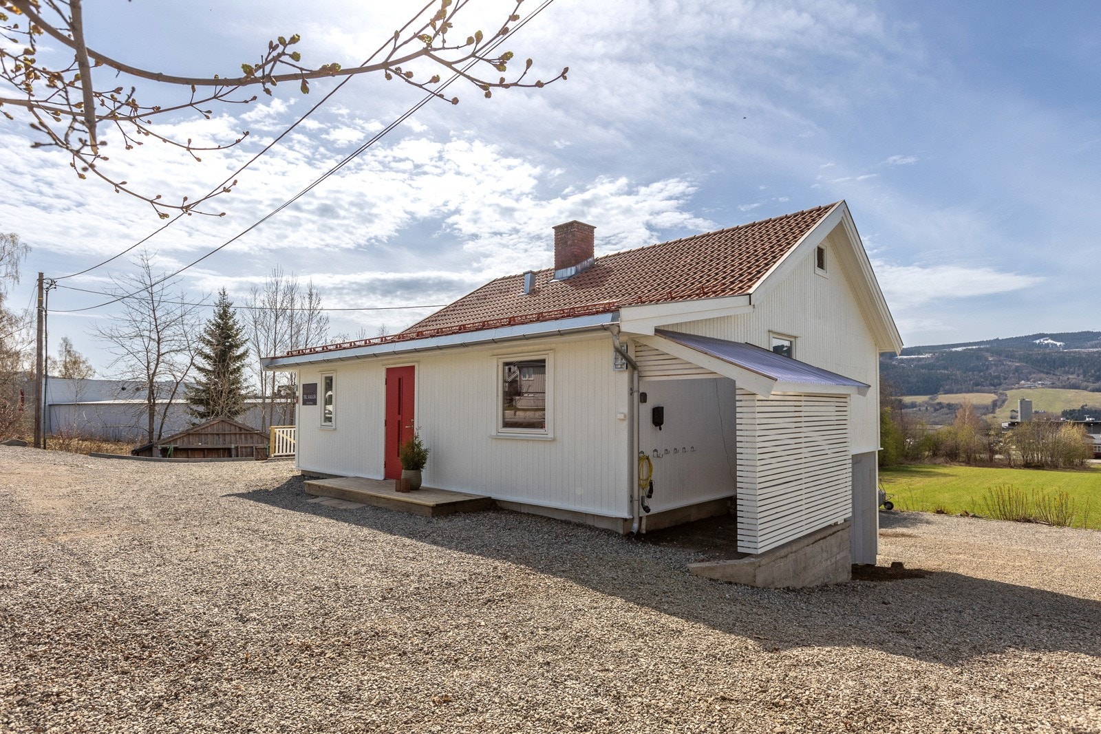 Flat, romslig og bruksvennlig gårdsplass. Galleribilde