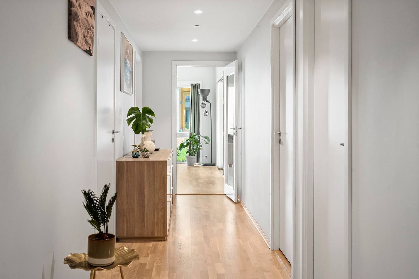 Velkommen inn! Romslig entrè Galleribilde