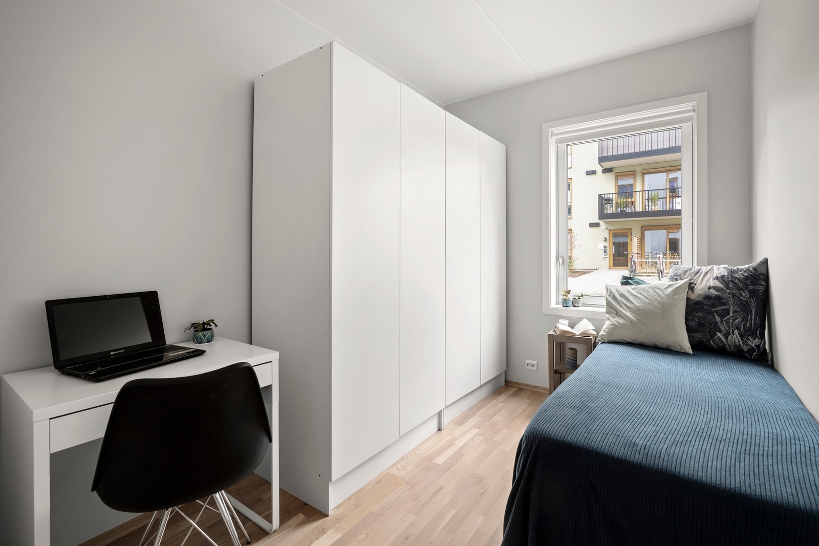 Soverom 2 med 2 garderobeskap Galleribilde