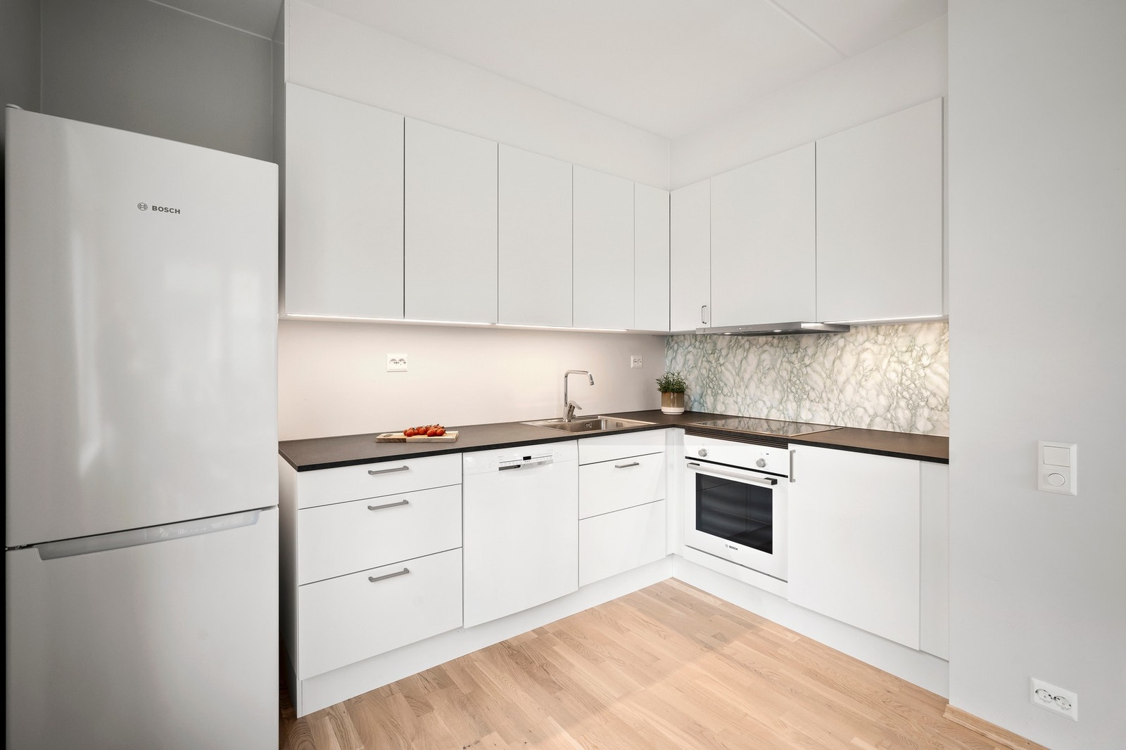 Lyst og stilrent kjøkken Galleribilde