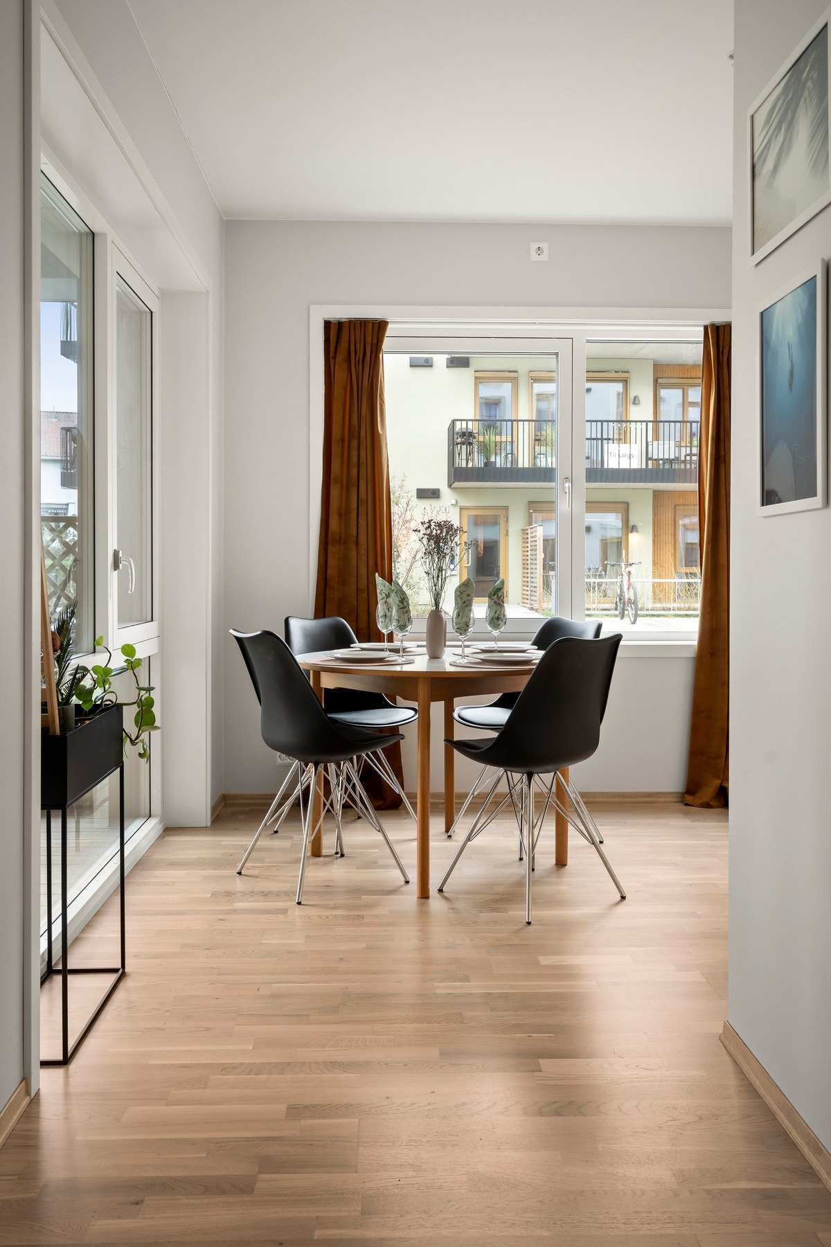 God plass for spisegruppe Galleribilde