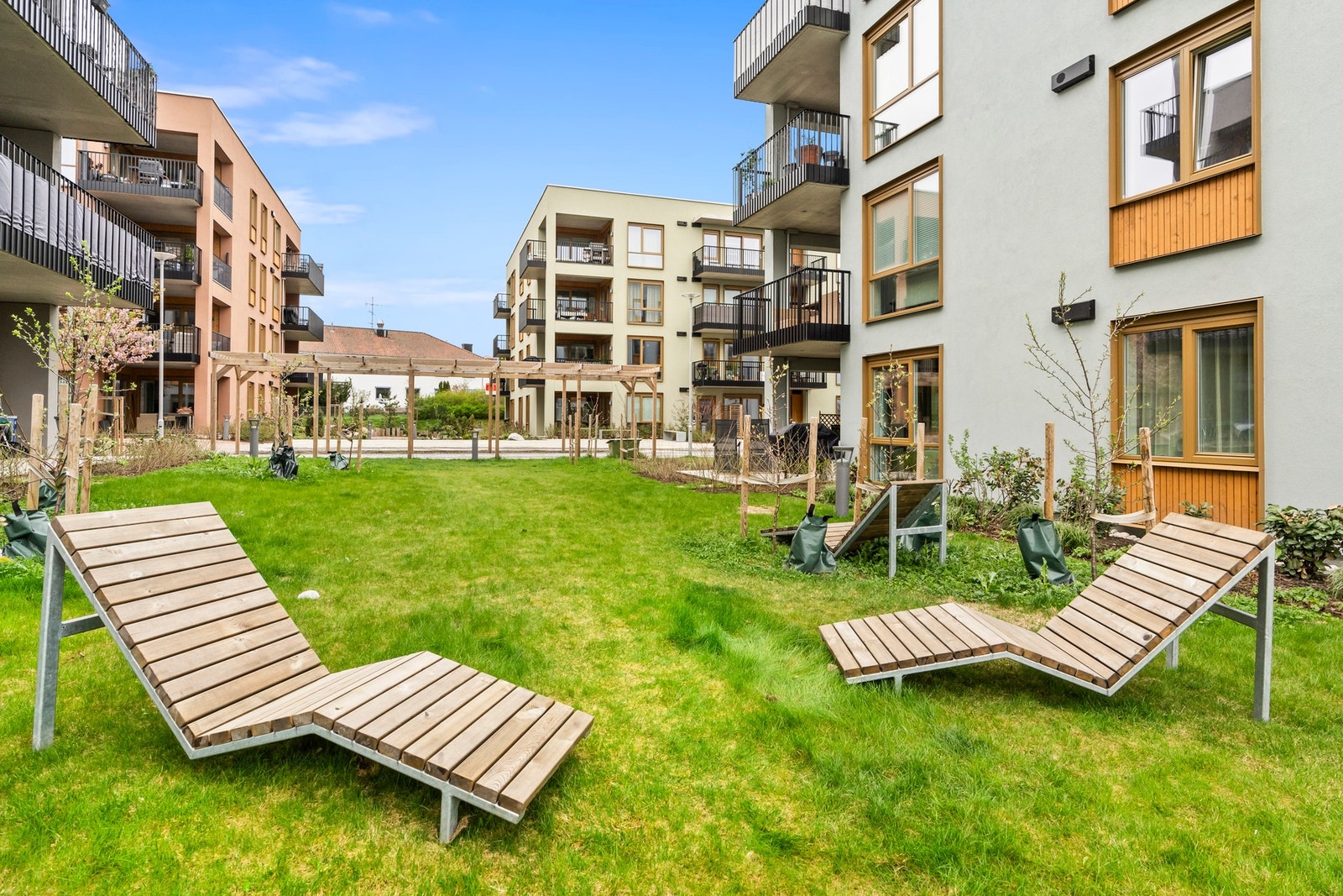 Koselige fellesområder, pent opparbeidet med sitteplasser og beplantning Galleribilde