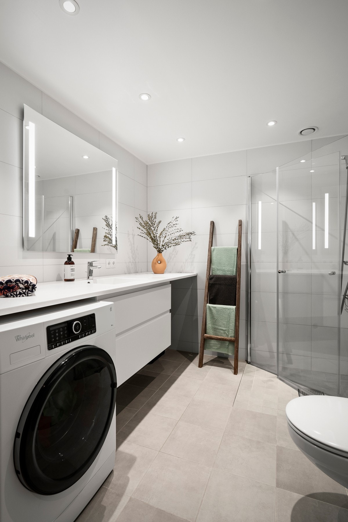 2 lekre bad. Hovedbadet har opplegg for vaskemaskin Galleribilde