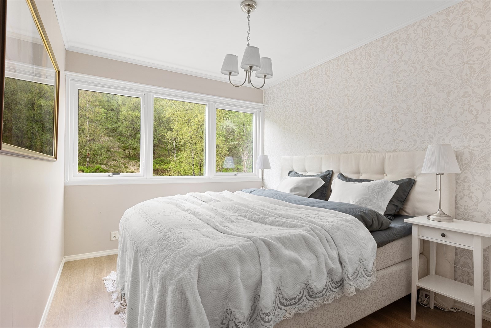 Soverom nr. 2 er på 11,2 kvm. med god plass til seng og garderobe Galleribilde