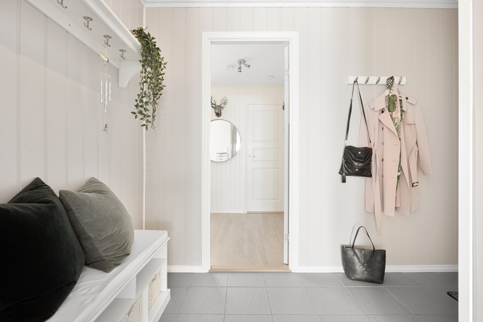 Entre/gang med plass til garderobe Galleribilde