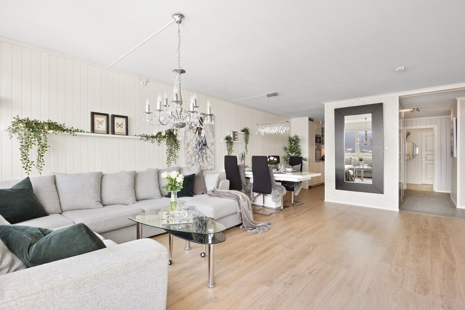 Stuen har dels åpen løsning mot entre og kjøkken Galleribilde