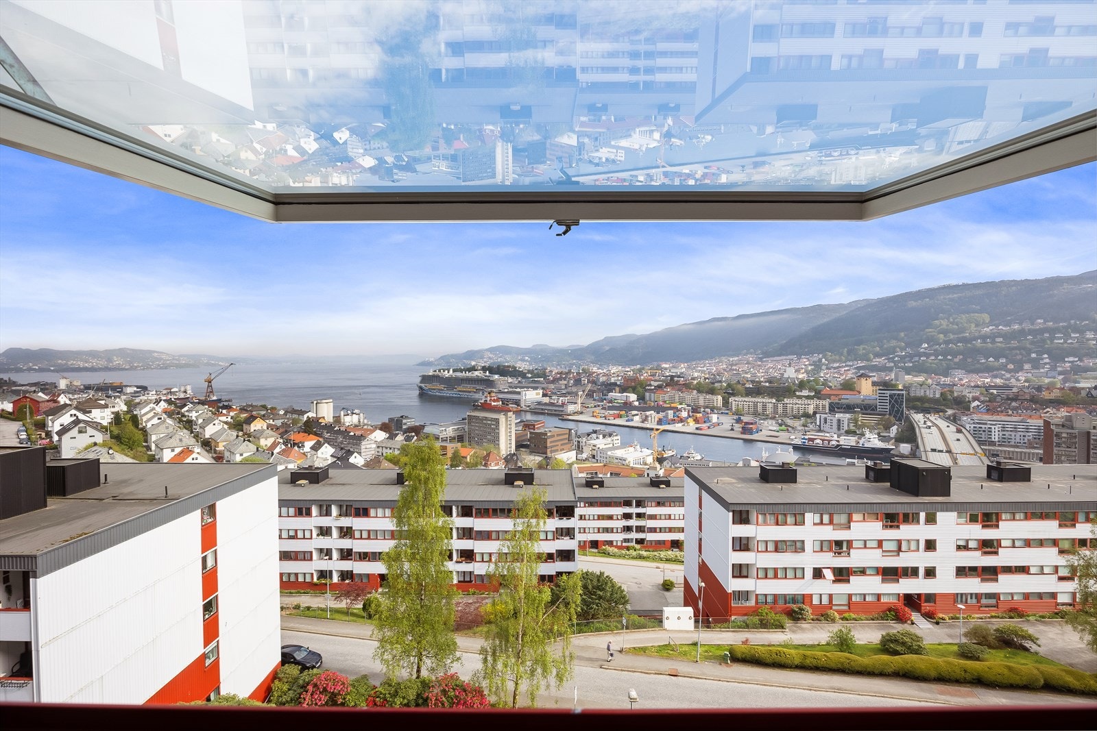 Utsikt mot bla. innseilingen til Bergen havn Galleribilde