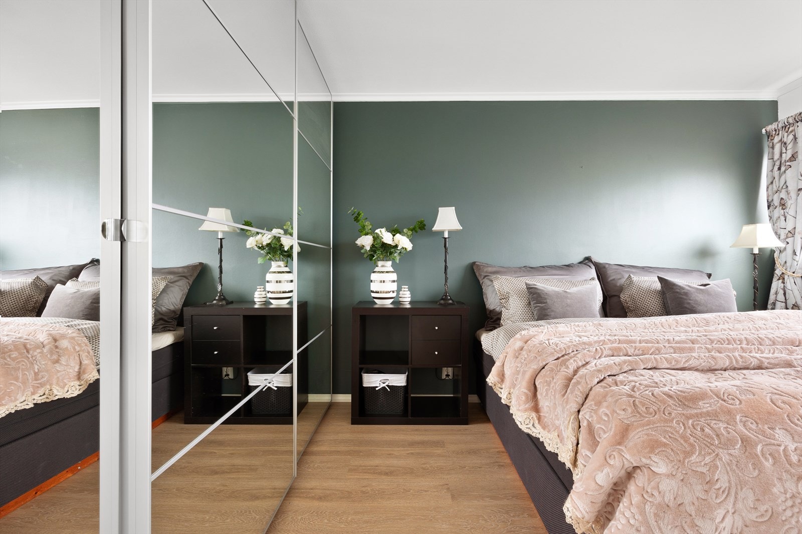 Hovedsoverommet har en praktisk skyvedørs garderobe Galleribilde