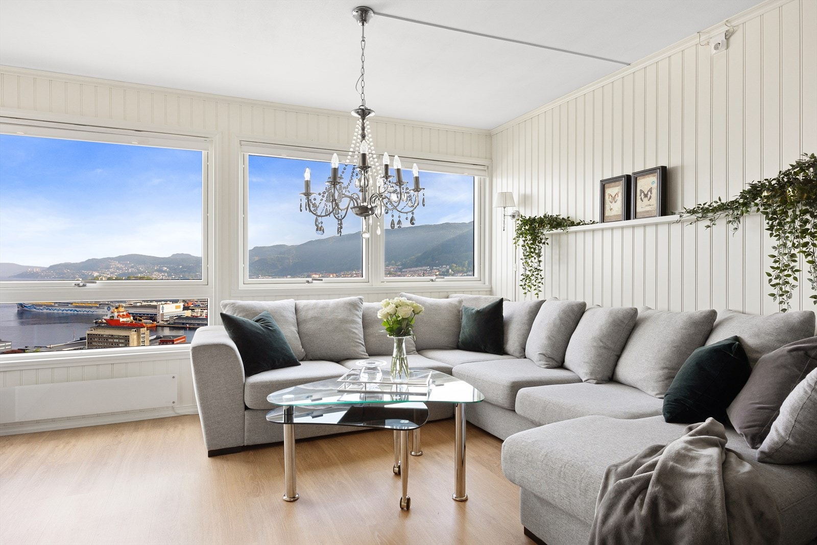 Stuen er romslig med god plass til møblering Galleribilde