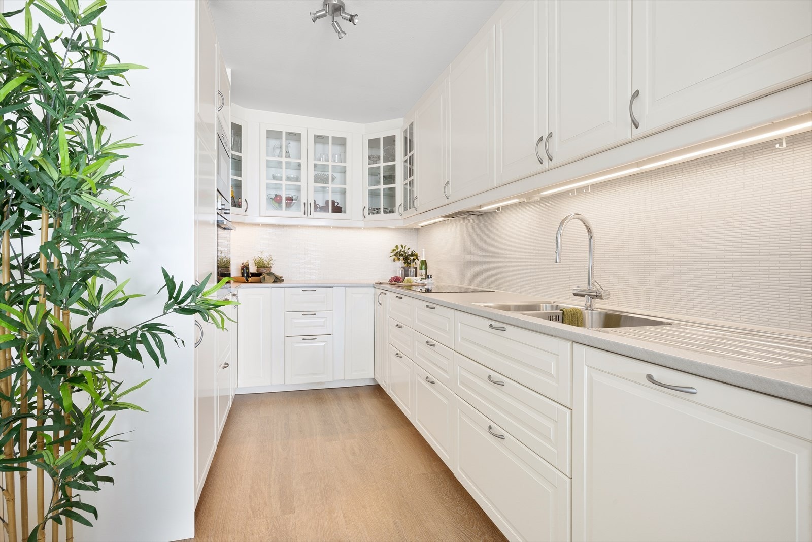 Kjøkkenet har godt med benkeplass og kjøkkenskap/skuffer Galleribilde