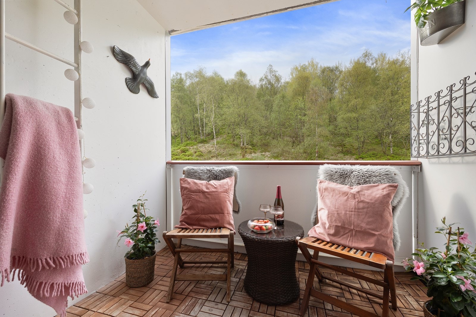 Usjenert balkong med utsikt mot ypperlig turterreng Galleribilde