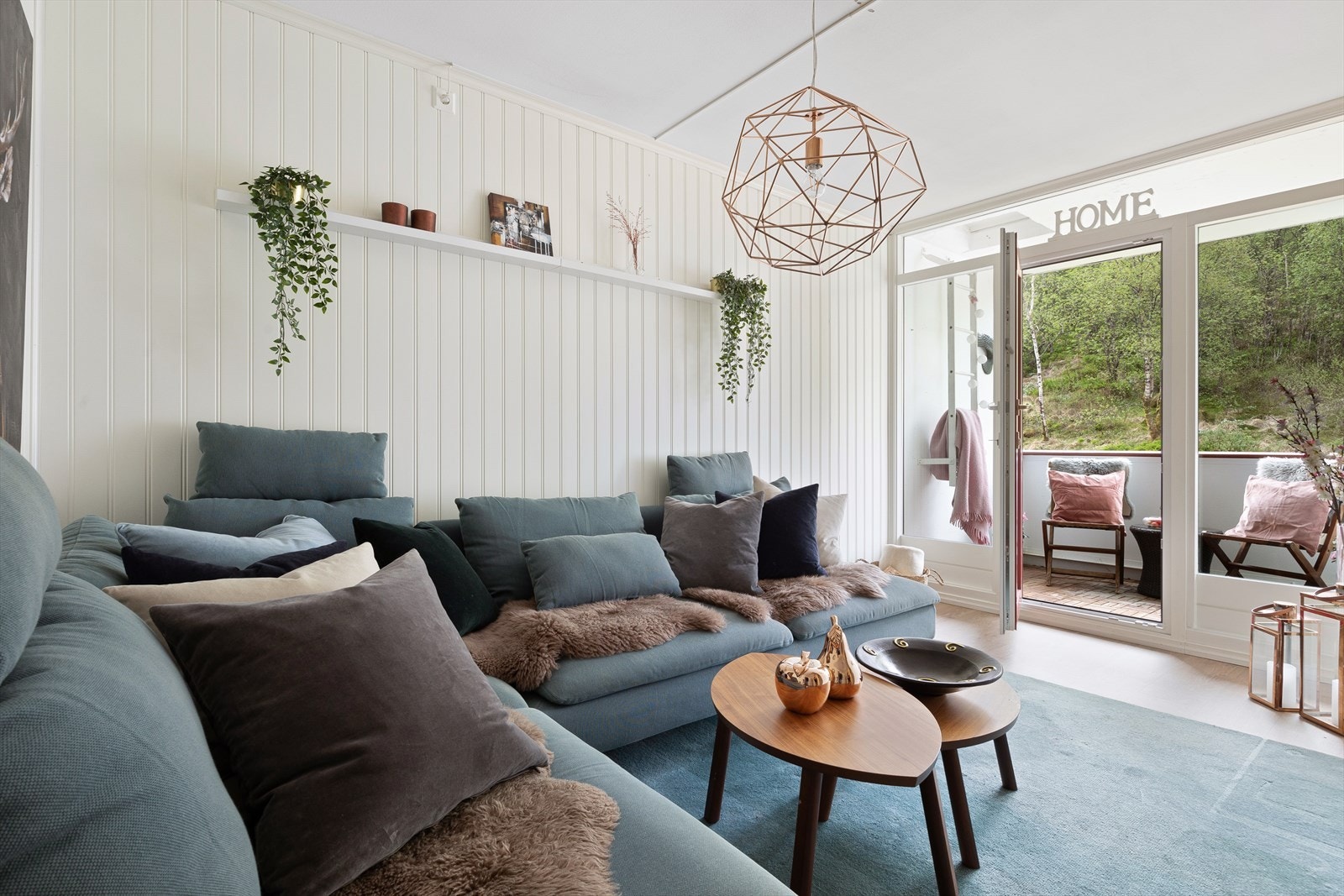 Fra Tv-stuen er det utgang til balkong. Galleribilde