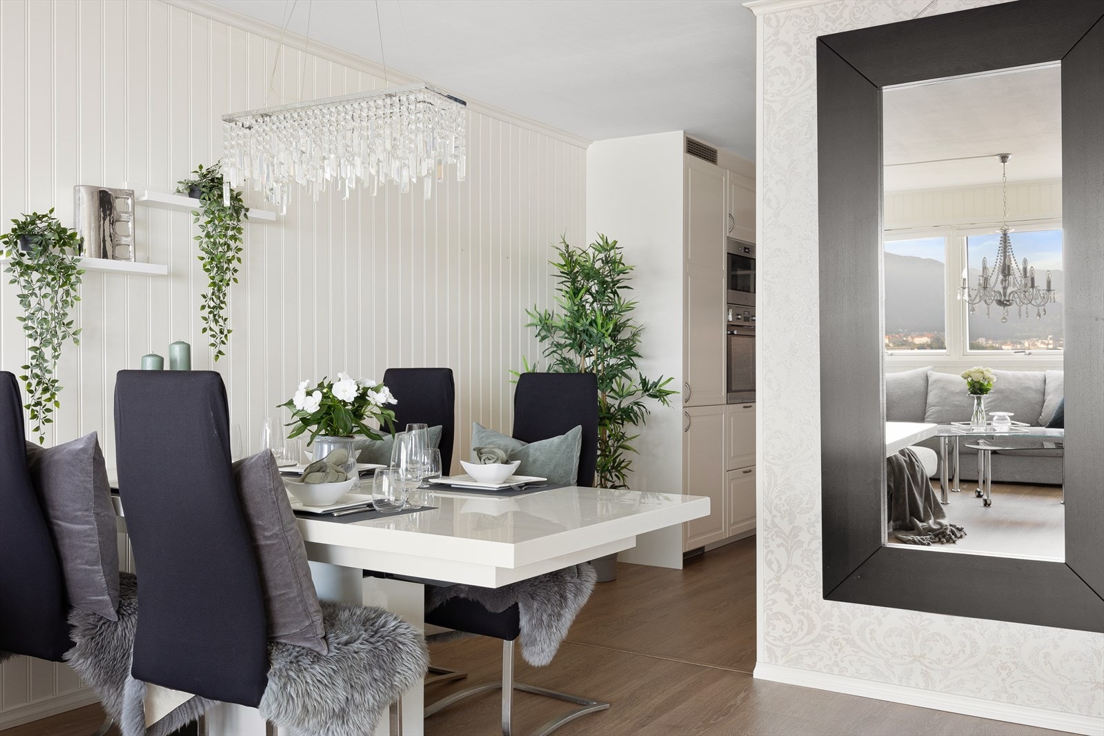 Spisestuen har naturlig plassen ved kjøkkenet Galleribilde