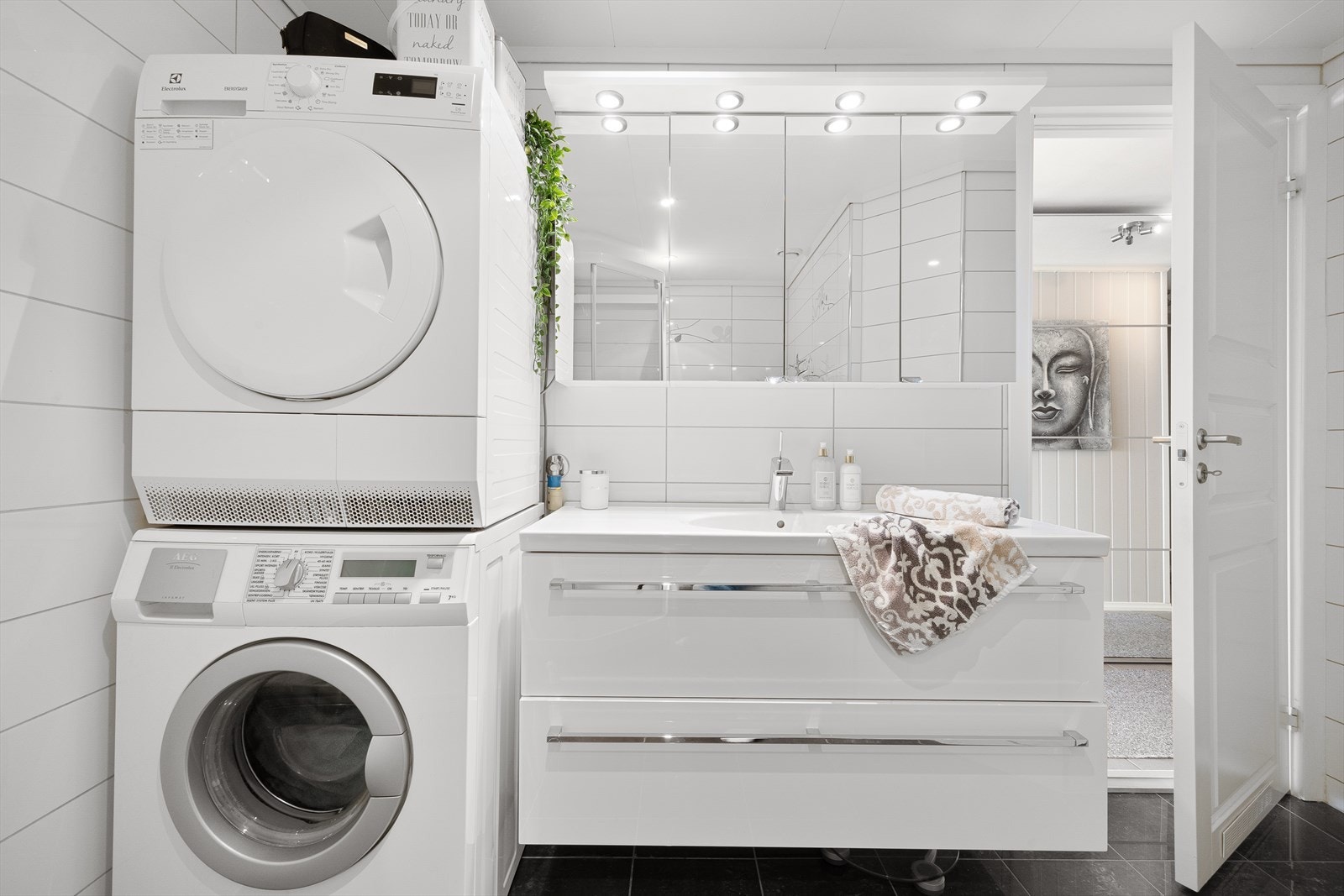 Badet har god plass til vaskemaskin, tørketrommel og møblering Galleribilde