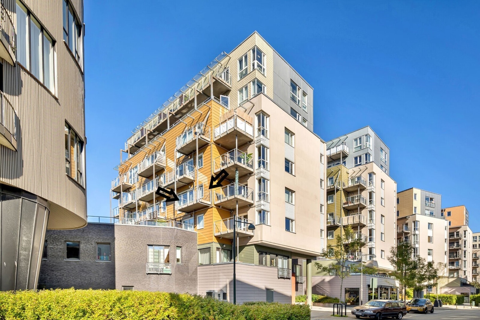 Fasade. Bygget har heis og ble satt opp i 2005. Leiligheten disponerer også en egen bod i kjeller. Galleribilde