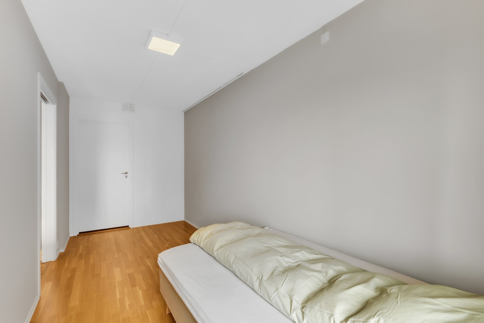 Innenfor soverommet har man en egen innvendig bod som av dagens eier er benyttet som et walk-in closet. Galleribilde