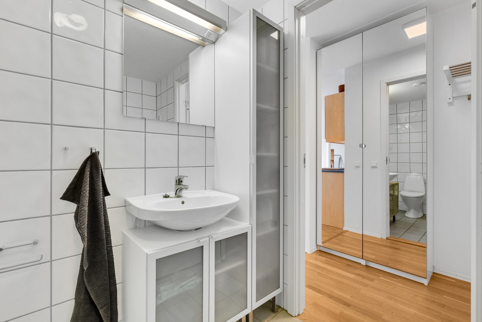 Badet har varme i gulv og framstår uten vesentlige avvik i tilstandsrapporten fra takstmann. Galleribilde