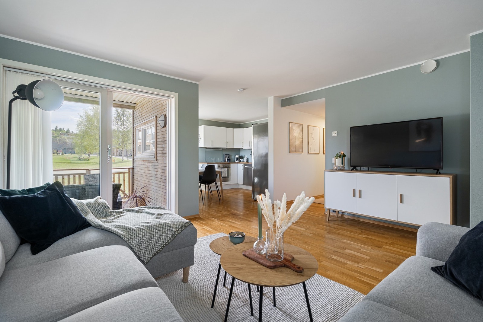 Leiligheten har store vindusflater som gir godt med naturlig lysinnslipp. Galleribilde