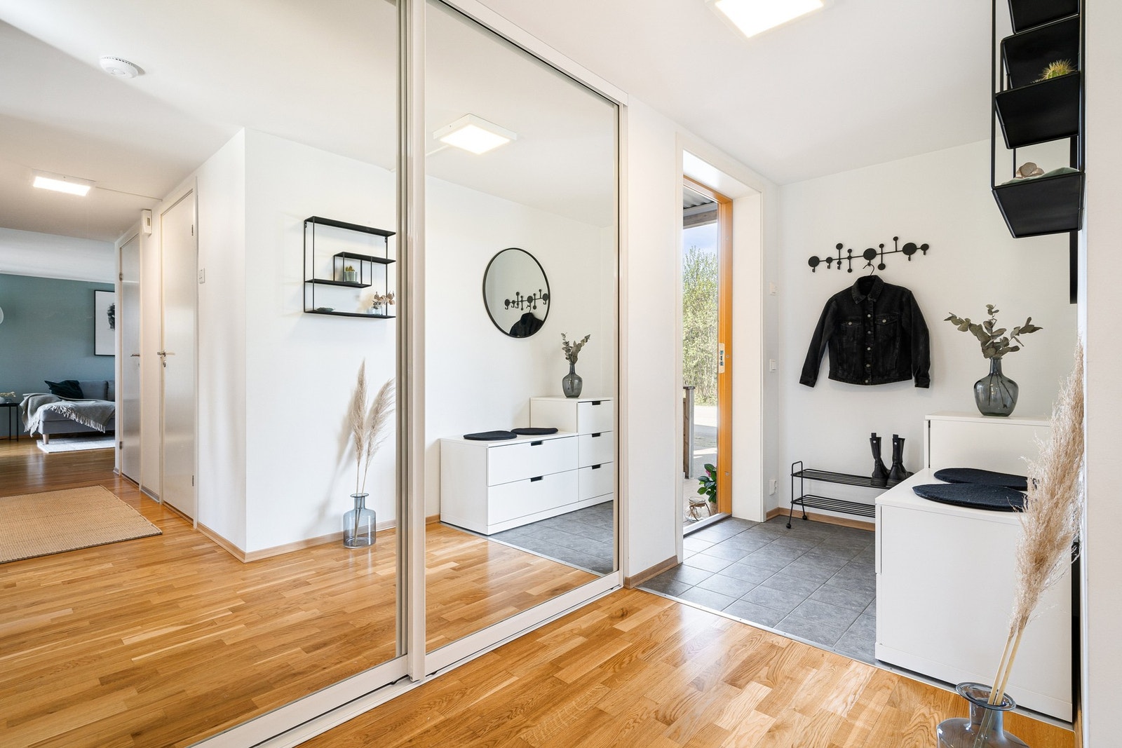 I gangen er det montert romslig skyvedørsgarderobe for oppbevaring av sko og yttertøy. Galleribilde