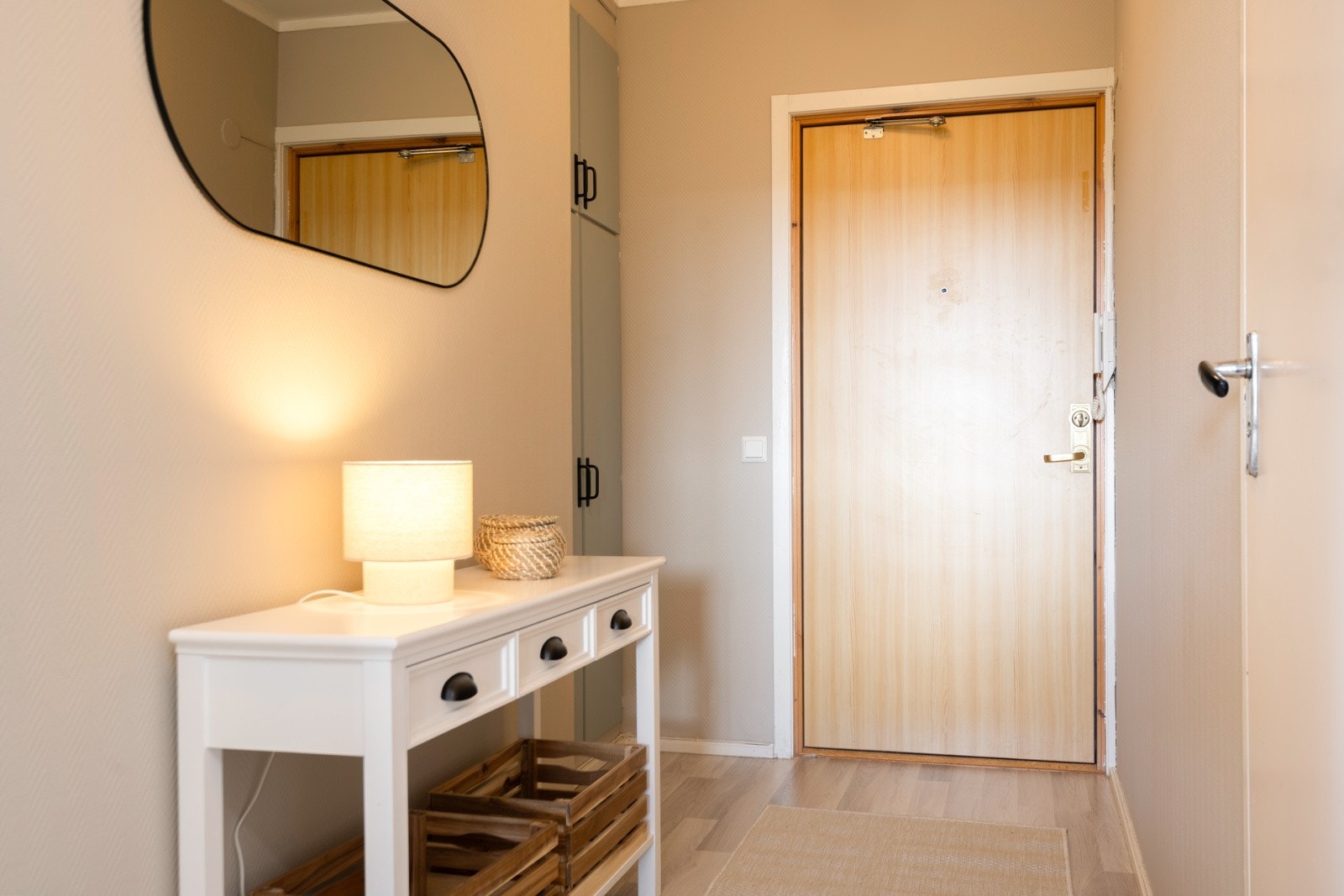 Romslig inngangsparti på 6 kvm. Galleribilde