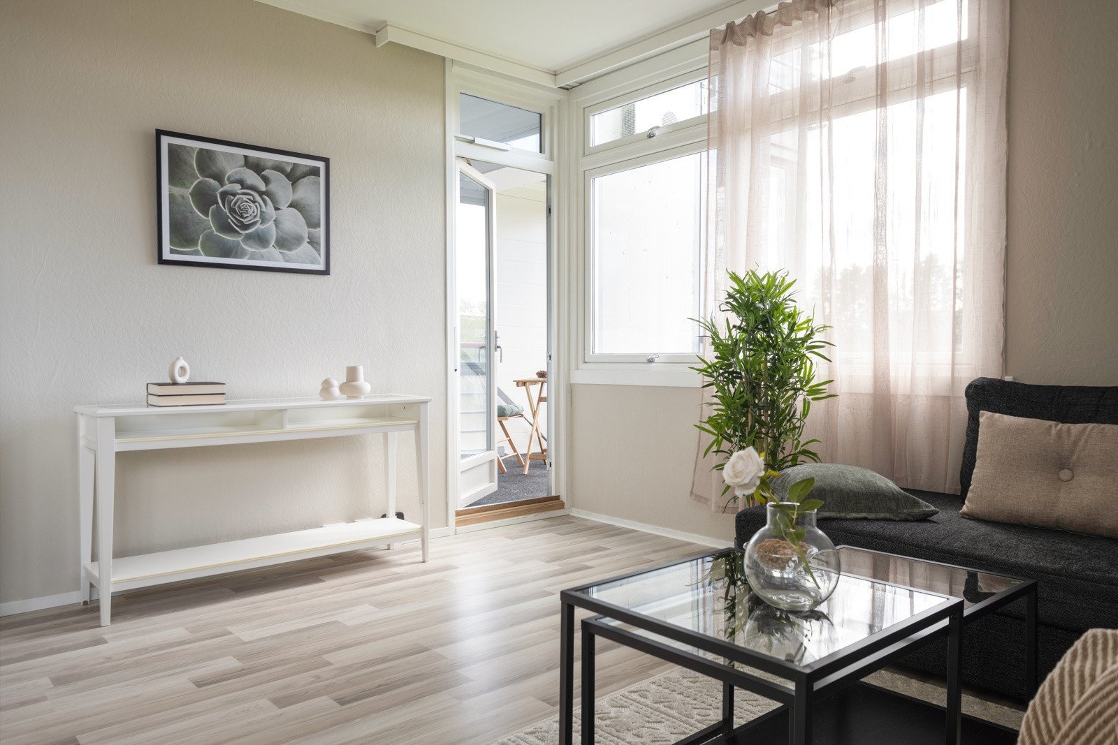 Leiligheten er plassert på hjørnet av bygget med vinder på to av veggflatene, noe som gir flott gjennomlys og en god romfølelse. Galleribilde