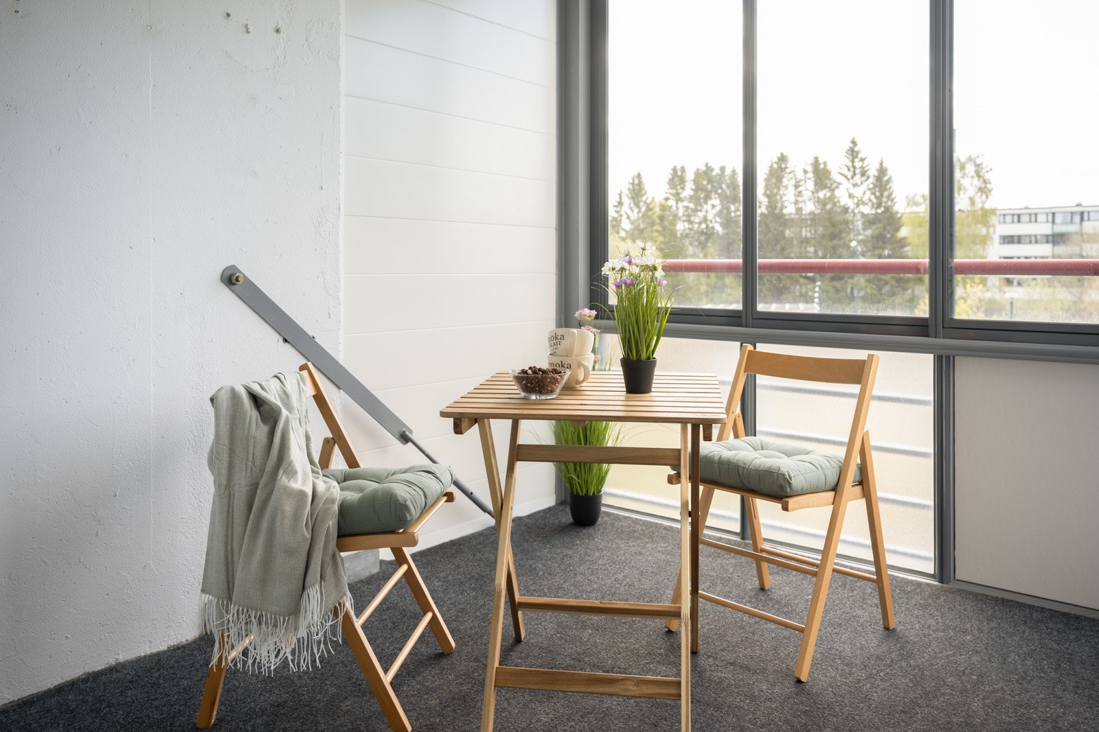 Leiligheten har privat innglasset balkong på 7 kvm. med sol fra ca. 12.00 til 19.00 på sommeren. Galleribilde